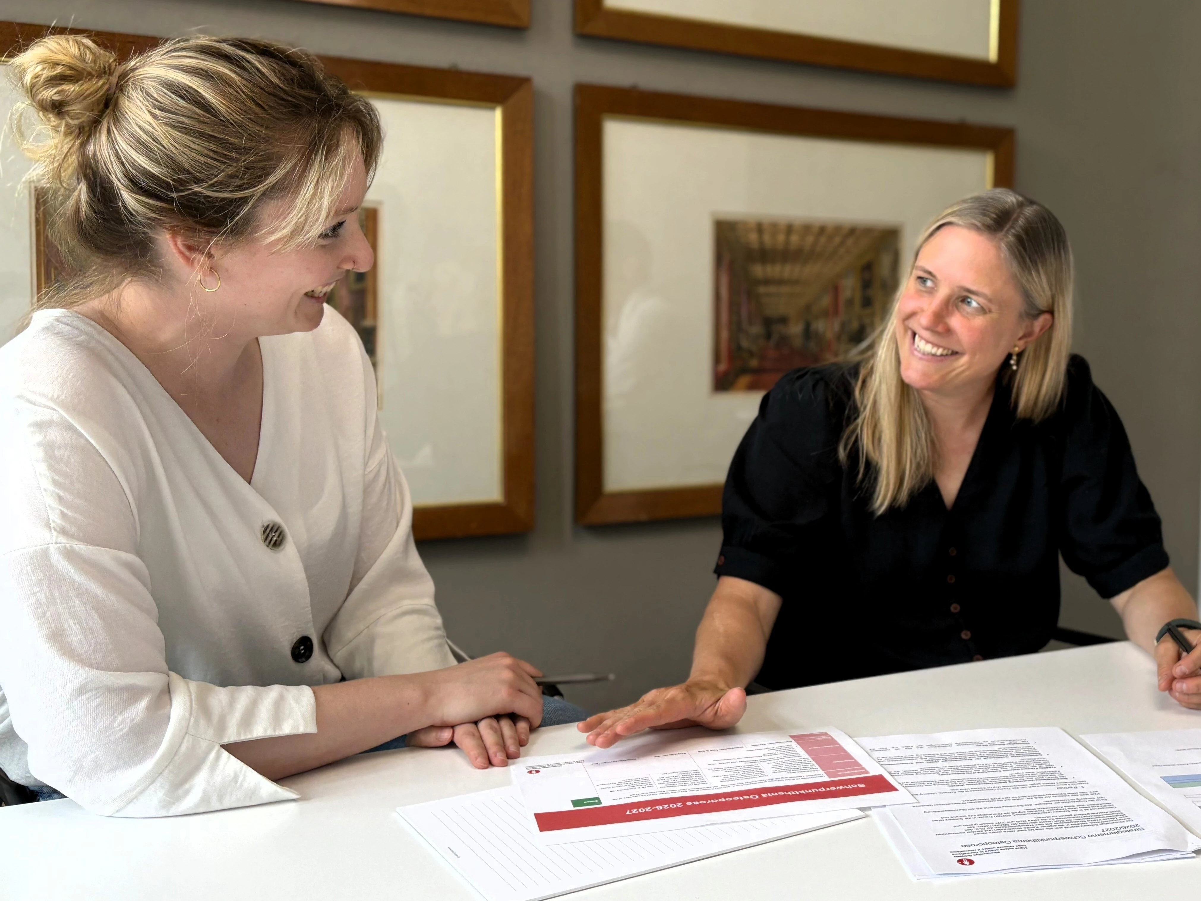 Annette Stolz in einer Besprechung