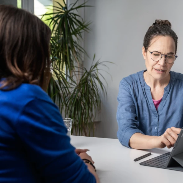 Consulenza personalizzata Una giovane donna durante un colloquio di consulenza con una donna più anziana