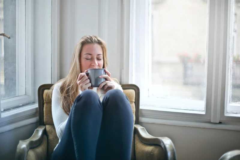 Relax e tranquillità davanti a una tazza di tè