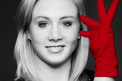 Ariella Kaeslin per la campagna «Lueg dine Händ» Ariella Kaeslin, per la campagna “Lueg dine Händ”, indossa un guanto rosso