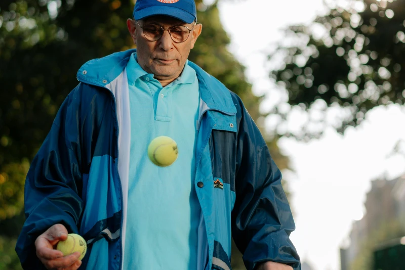 Rheuma bei Männern Mann beim Tennisspiel im Park