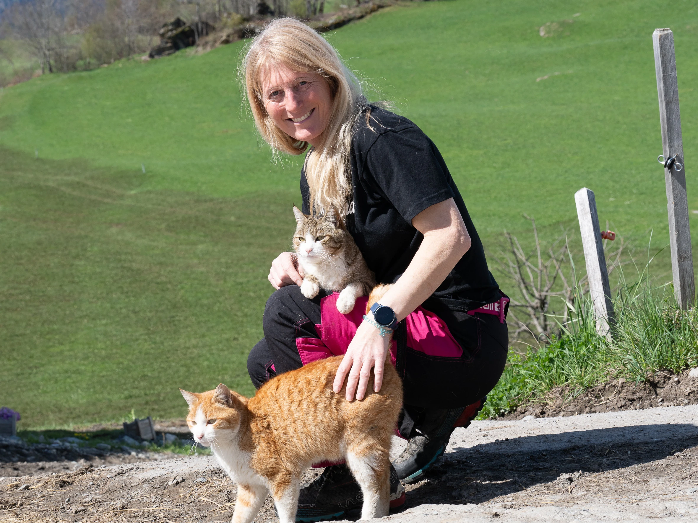 Rahel Cathomas mit ihren zwei Katzen in Brigels (GR)