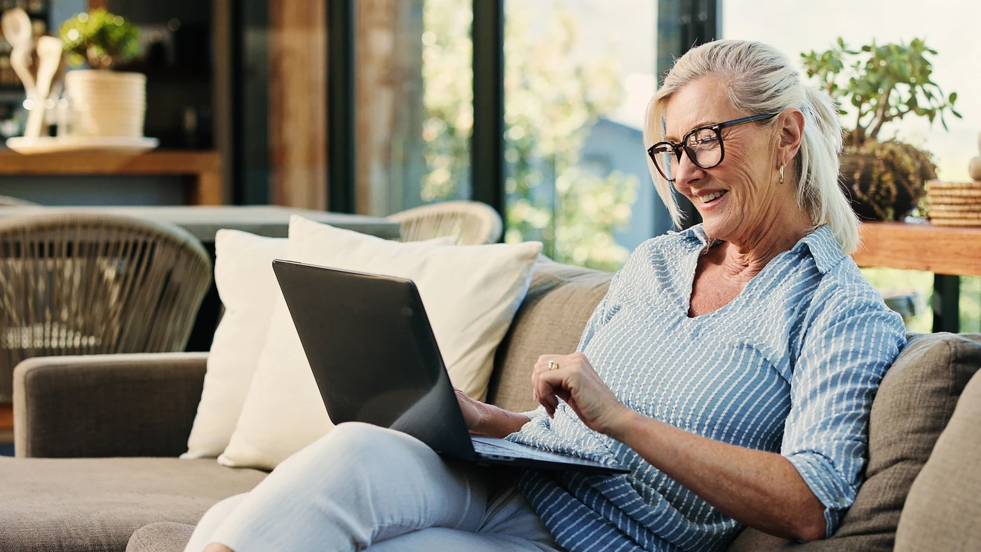 Una donna davanti al suo computer portatile Donna davanti al suo computer portatile - Newsletter sui reumatismi
