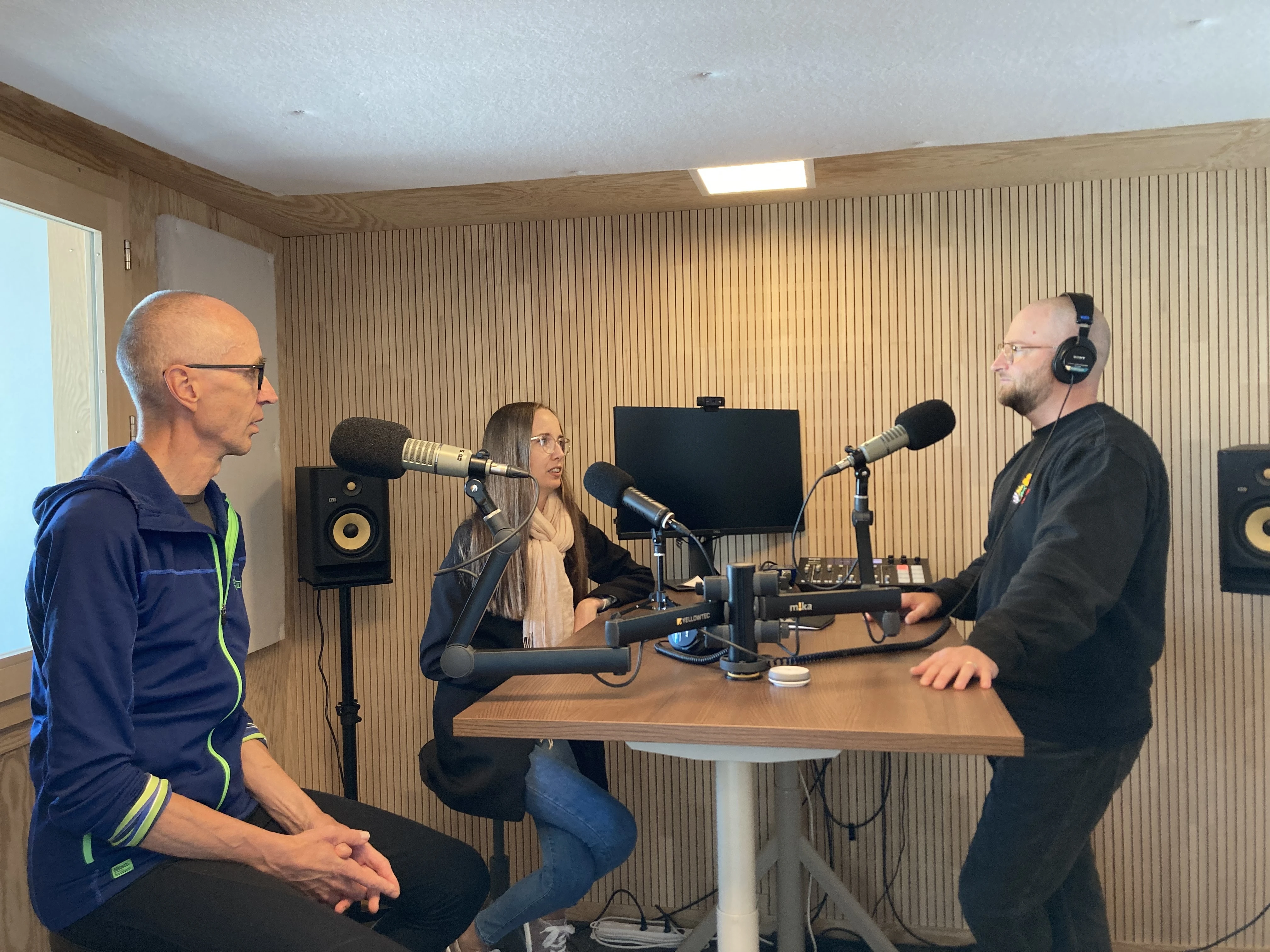 Anna Troelsen und ihr Vater Heinz Fischer während den Podcastaufnahmen bei Moderator Simon Lechmann (Podcastschmiede)
