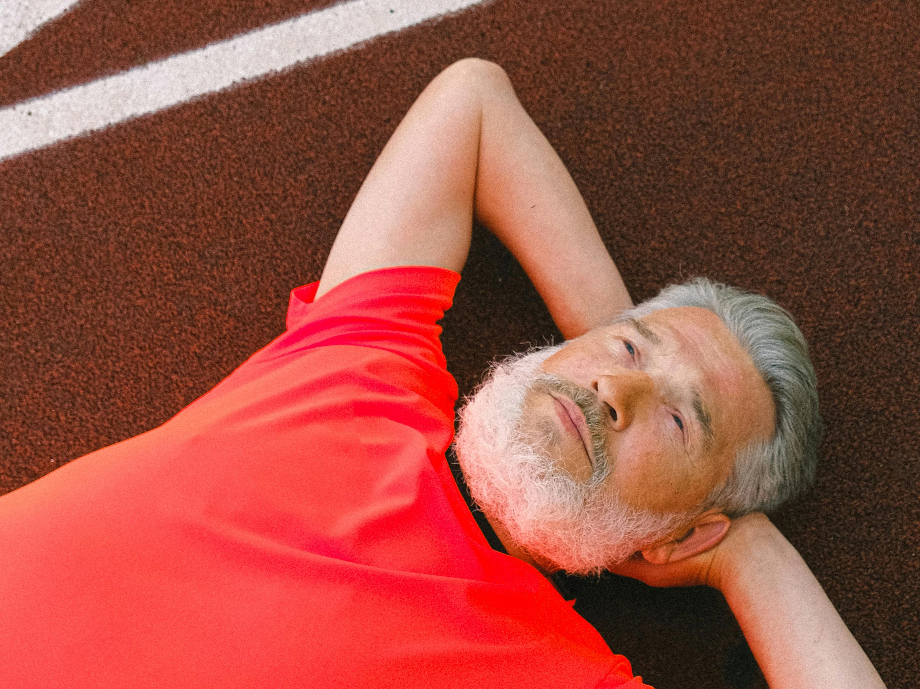 Mann nachdenklich auf Boden beim Sport