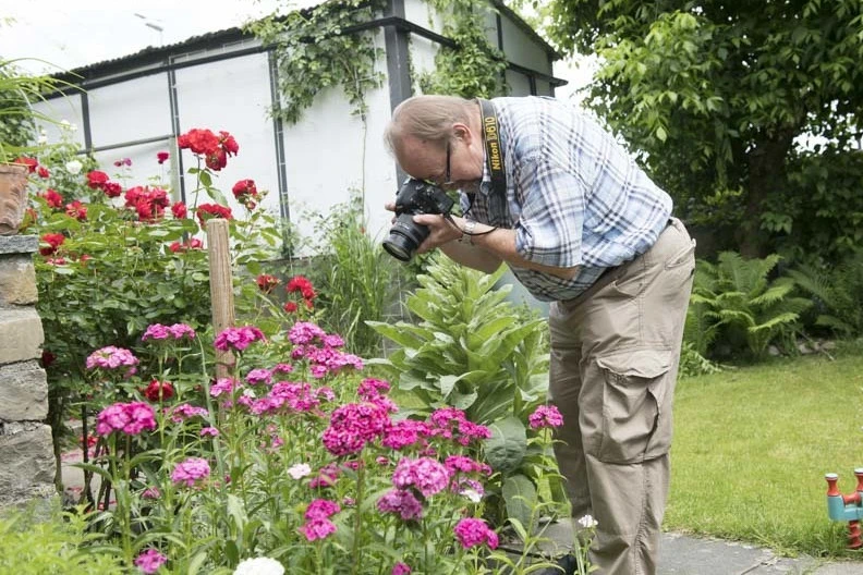Ruedi ha sempre la fotocamera con sé, perché la fotografia è un'attività che riesce ancora a svolgere nonostante le limitazioni. Fotografare i fiori