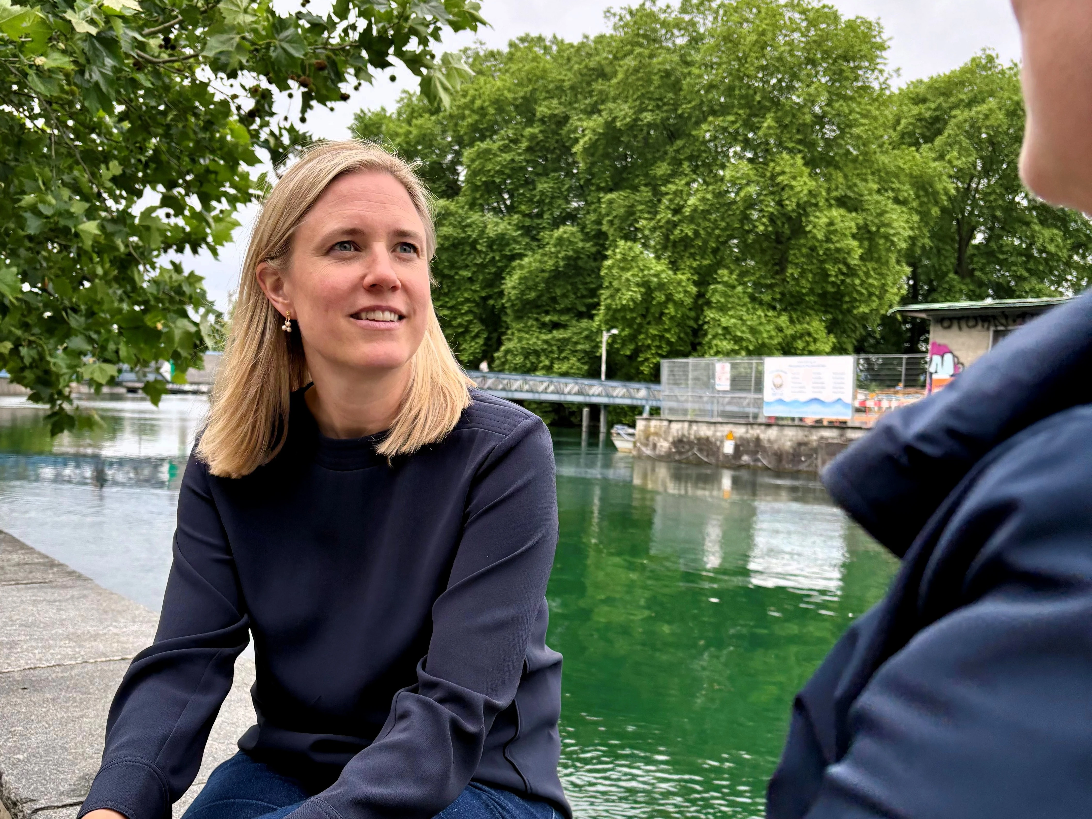 Annette Stolz, direttrice generale della Lega svizzera contro i reumatismi Annette Stolz rilascia un'intervista sulle rive della Limmat
