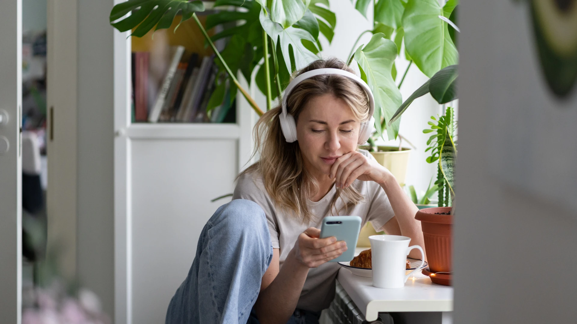 Una donna ascolta un podcast Una donna ascolta il podcast “Rheuma Persönlich”