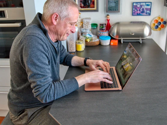 Home Office Haltung Laptop Arbeitsplatz