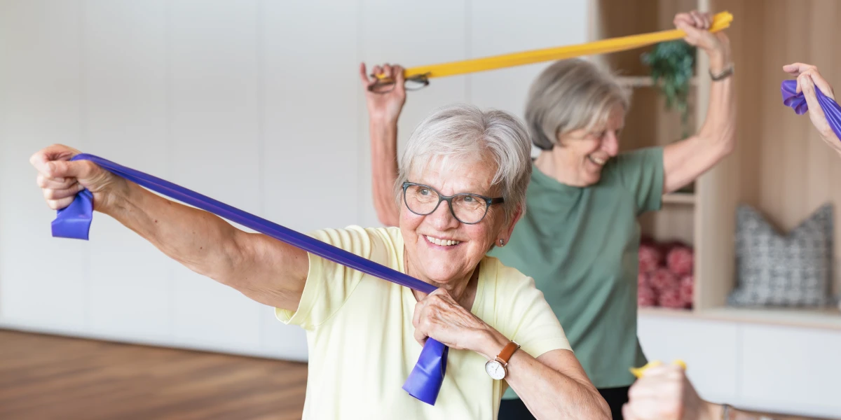 Esercizio di potenziamento muscolare con la fascia elastica