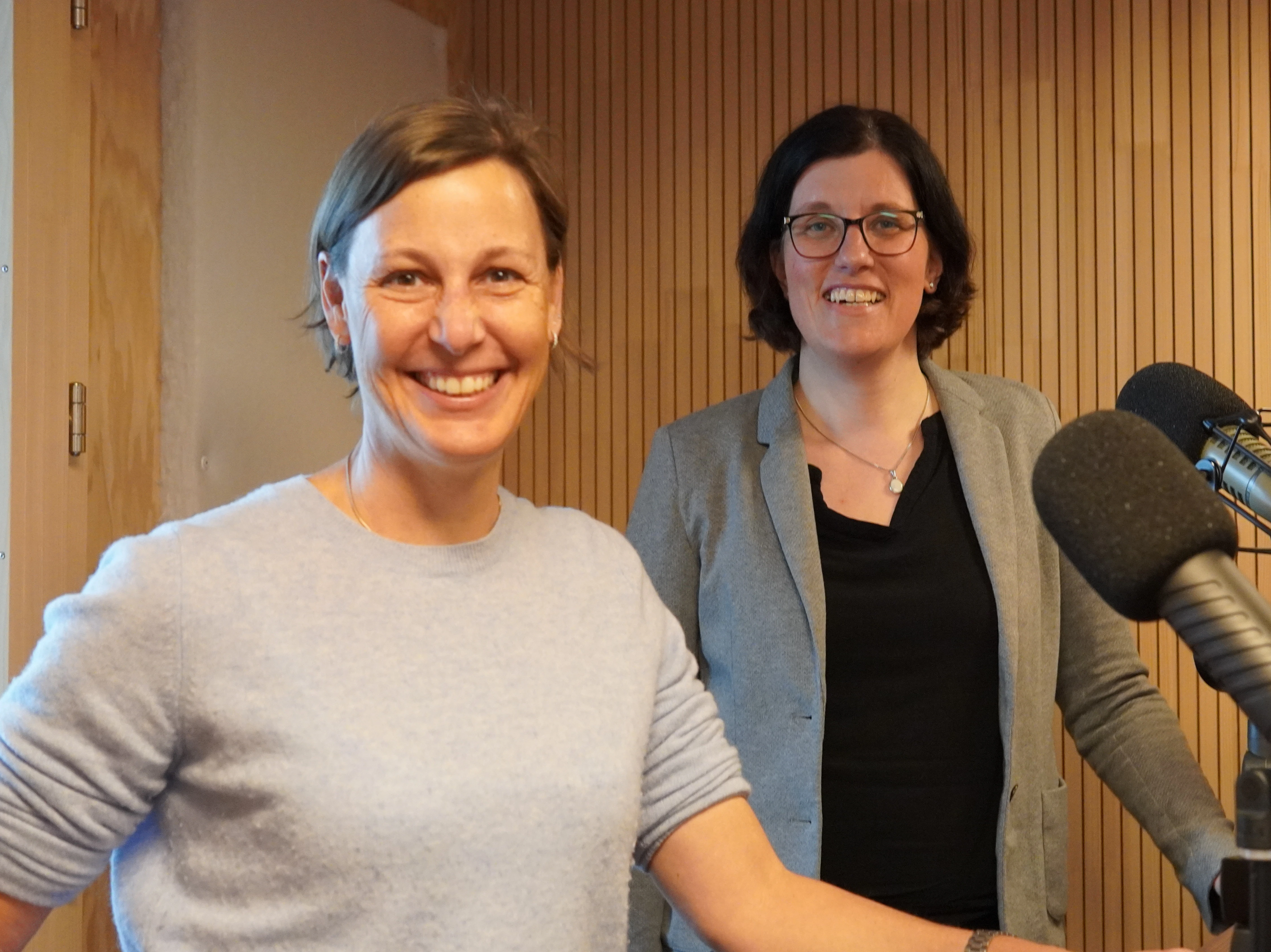 Caroline Ospelt und Isabelle Steeb an den Podcast-Aufnahmen