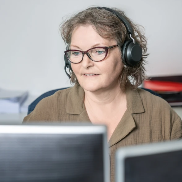 Operatrice telefonica Consulenti con le cuffie, davanti ai loro schermi