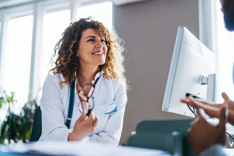 Corsi di aggiornamento per professionisti Una dottoressa di base offre consulenza sui reumatismi